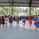 Jóvenes danzan con trajes tradicionales durante la fiesta, llenando de color y alegría la celebración.