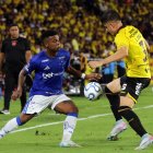 Luca Sosa (d) de Barcelona SC disputa el balón con Keny Arroyo de Cruzeiro, en el partido de la Copa Libertadores en el estadio Monumental.