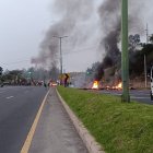 Moradores de Pifo cerraron la vía principal como medida de protesta ante los contantes accidentes de tránsito en la zona.