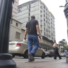 Desde un edificio de las calles Los Ríos y 9 de Octubre, una mujer cayó; el caso se investiga.