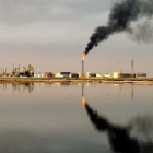 Los precios mundiales del petróleo se desplomaron y las bolsas repuntaron