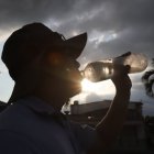 El intenso sol cae sobre Guayaquil, donde la falta de árboles convierte cada caminata en un desafío bajo temperaturas que superan los 40 °C de sensación térmica.