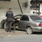 El vehículo en el que iba la víctima recibió varios impactos y fue retenido por los agentes.