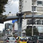 El vehículo quedó colgado en el puente elevado.