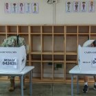 Personas votan este domingo, en Lima (Perú).