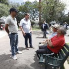 Juan Fernando Serrano, presidente de la Junta Cívica del Ilaló, conversa con los vecinos de Tumbaco sobre el proyecto de cantonización.