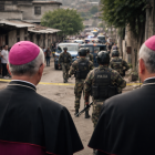 Recreación con IA de escena urbana relacionada con operativos de seguridad y contexto de violencia en Ecuador.