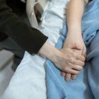 Expertos coinciden en que las falencias del sistema de salud condicionan el debate sobre la eutanasia.