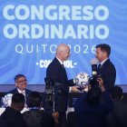 Gianni Infantino, presidente de la FIFA (i) y Alejandro Domínguez, titular de la Conmebol, trataron en Quito diferentes temas e ideas de interés para la región