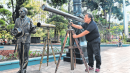 Reyes coloca el viejo telescopio junto al monumento a Ortega en el parque Centenario, centro de Guayaquil.