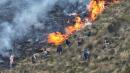 El Cuerpo de Bomberos de Cuenca lucha contra el fuego. Desde otras localidades se suman también especialistas.