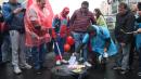 Manifestantes le prendieron fuego a la foto del presidente Noboa.