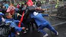 Los manifestantes empezaron a enfrentarse contra los uniformados.