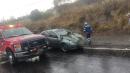 Los fuertes vientos tumbaron un árbol en la Panamericana Norte en Ambato que impactó a un auto, sin dejar heridos. Cortesía.