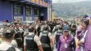 Policías en los exteriores del estadio de Ambato.