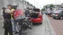 Policías detenían a motorizados en Los Ceibos.