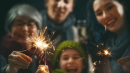 Una familia celebra el Año Nuevo.