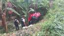 El auto de la víctima cayó a un lado de la carretera.