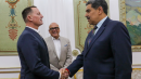 Nicolás Maduro saludando al enviado especial del presidente de Estados Unidos Donald Trump, Richard Grenell.