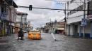 La calle Marcel Laniado, en el centro de Machala, amaneció inundado. El agua llegaba hasta los 40 centímetros.