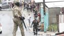 Agentes policiales retiraron tres de los cadáveres en el sitio.