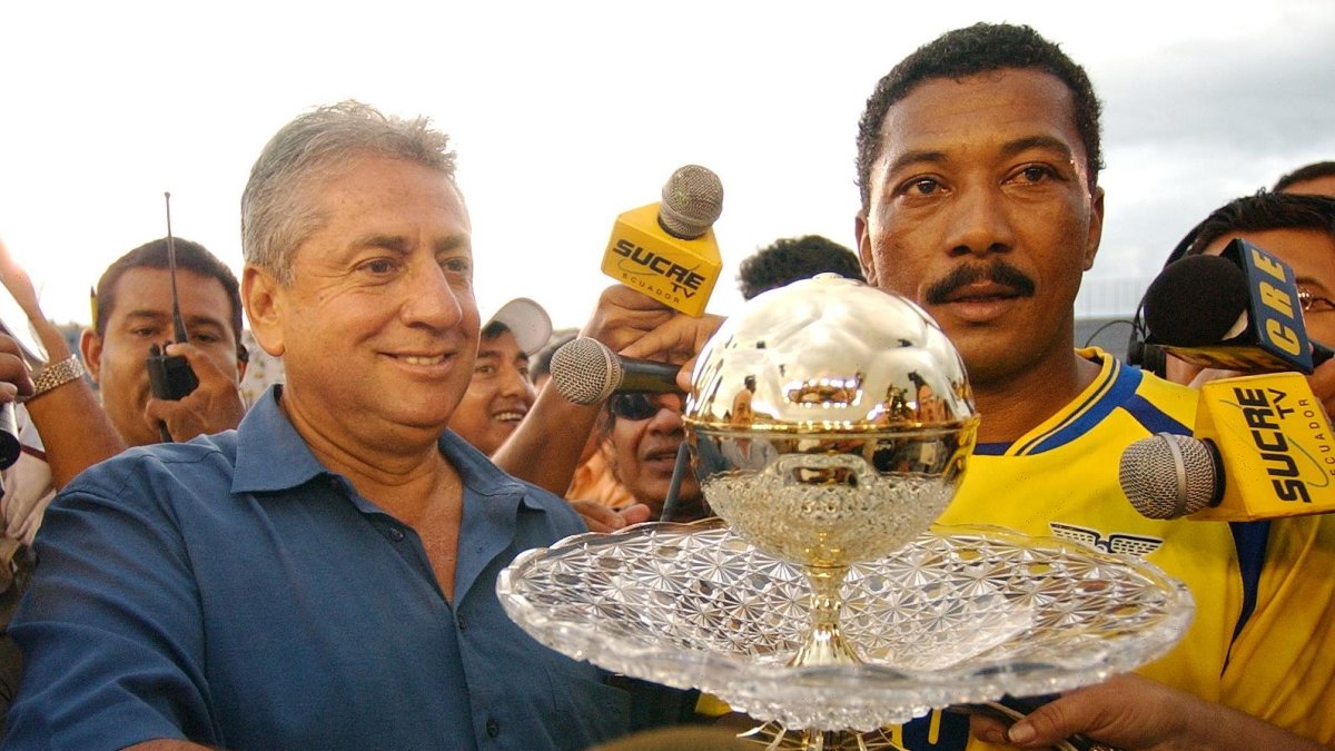 Luis Capurro (d), junto al expresidente de la Federación Ecuatoriana de Fútbol, Luis Chiriboga.