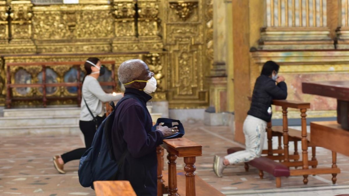 Dentro de Santo Domingo se debe mantener la distancia de dos metros entre cada persona.