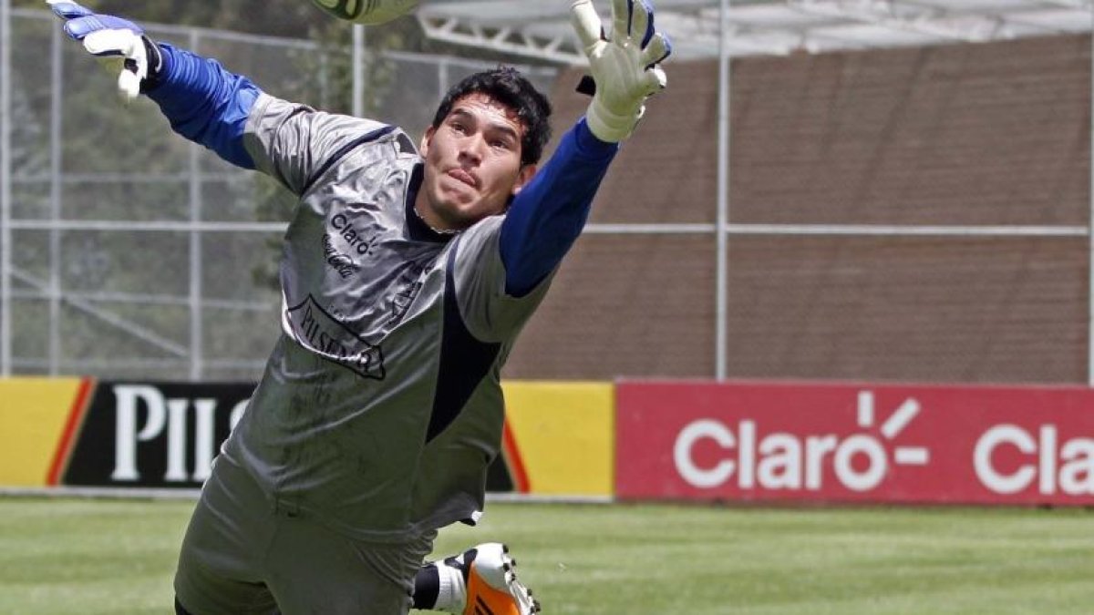 John Jaramillo nació en Puyo, Pastaza. Inició su carrera en Liga de Quito y luego en 2013 llegó a Barcelona. .