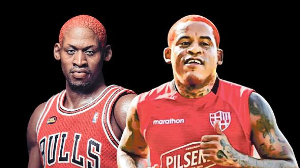 Michael Arroyo usando el look del pelo pintado a lo Dennis Rodman de los Chicago Bull.
