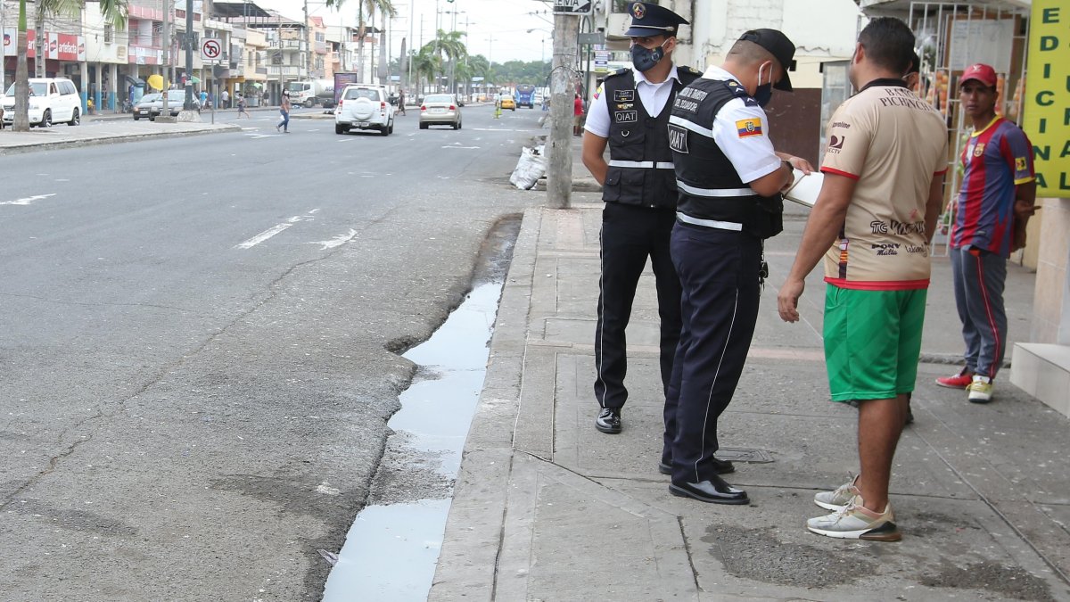 Este lunes 15 de junio de 2020, en el sitio de siniestro vial, dos agentes de la Comisión de Tránsito del Ecuador indagaban lo ocurrido.