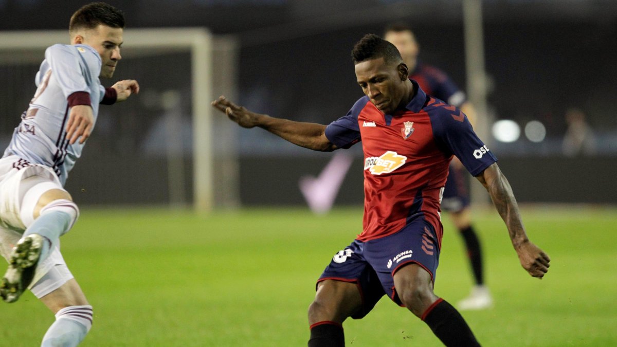 Pervis Estupiñán (d) tuvo una destacada actuación con el Osasuna, en el duelo ante la Real Sociedad.