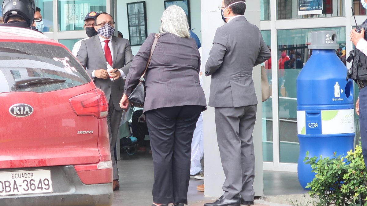Dos de los jueces de la Sala de lo Civil y Mercantil del Guayas  fueron a constatar el estado de salud de Salcedo en el hospital Abel Gilbert.