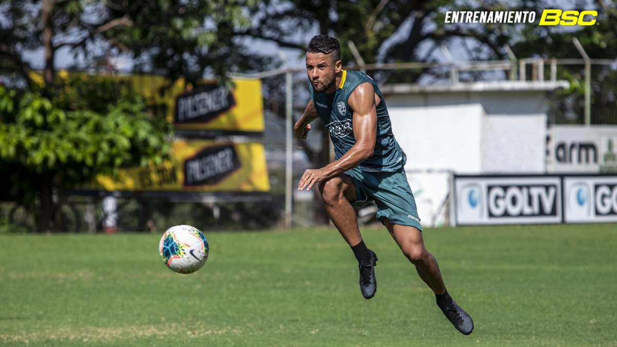 El volante Gabriel Marques del Barcelona, trabajando en la cancha alterna del estadio Monumental.