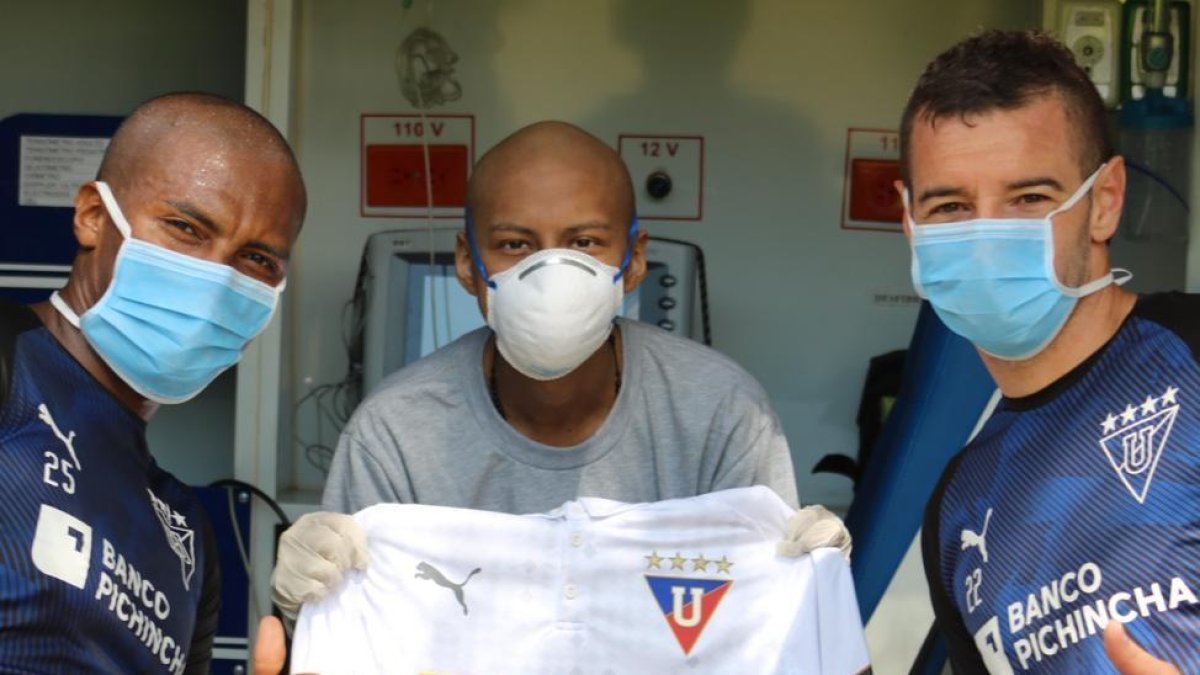 Sueño cumplido, Kevin junto a sus jugadores favoritos, Antonio Valencia y Adrián Gabbarini.