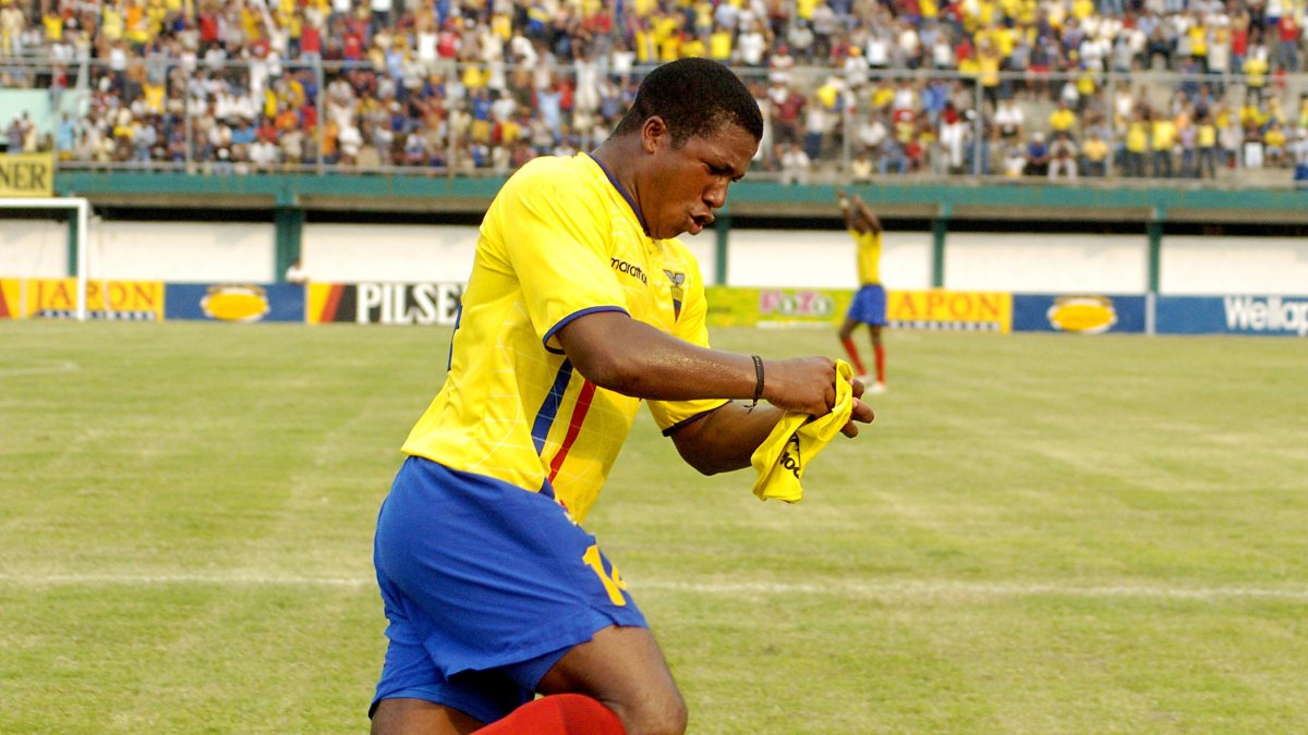 El exdelantero Otilino Tenorio en la selección de Ecuador no llegó a un Mundial, pero sí jugó 13 partidos e hizo 6 goles.