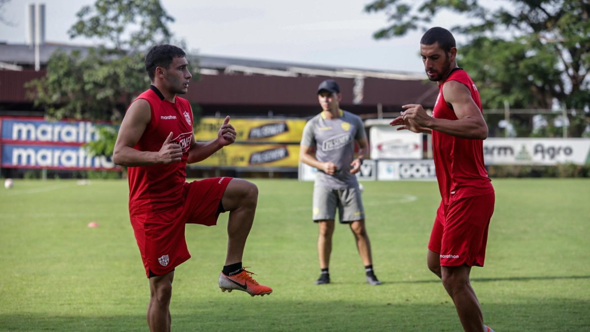 Los jugadores de Barcelona trabajan en varios grupos, para evitar las aglomeraciones en cancha.