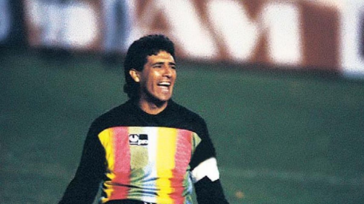 Septiembre de 1990, Carlos Luis Morales había tapado un penal a River Plate y Barcelona a la final de la Copa Libertadores.
