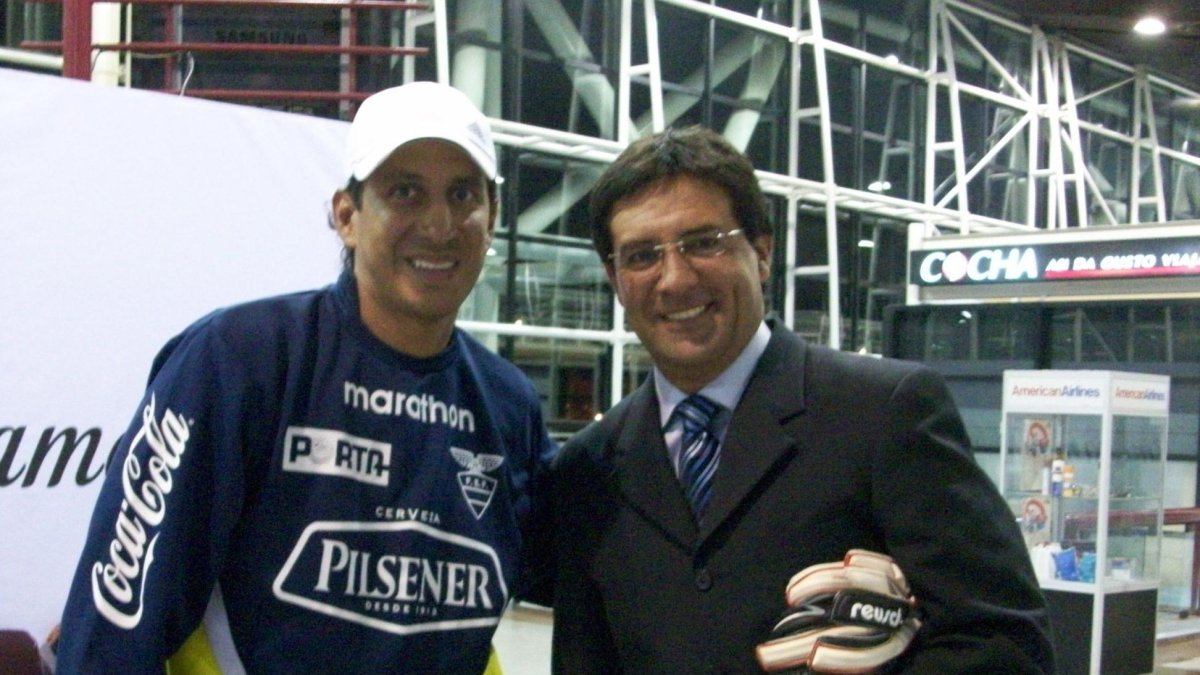 José Francisco Cevallos y Carlos Luis Morales, durante uno de tantos encuentros que tuvieron ambas figuras del Barcelona.