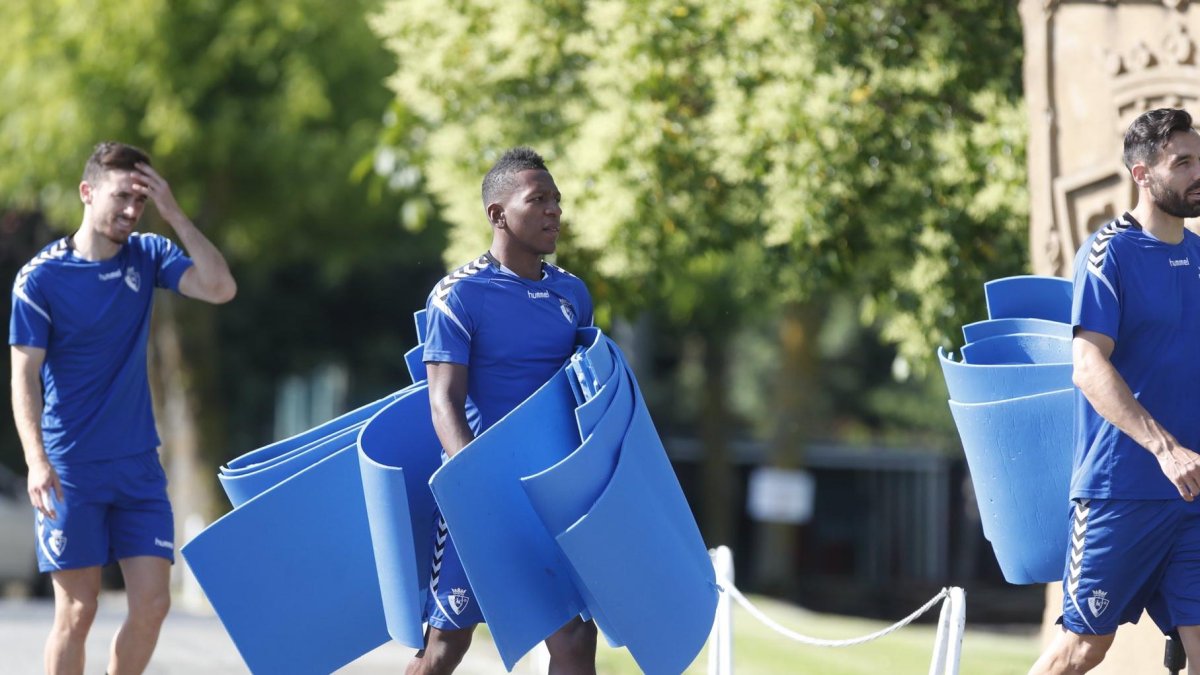 Pervis Estupiñan ayuda a la parte de utilería a llevar las colchonetas para los entrenamientos.