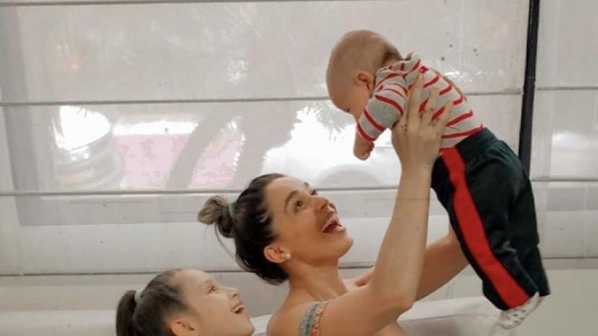 La animadora, quien aparece junto a sus hijos Sofi y José Alejandro, anuncia que ha creado un negocio para mejorar sus ingresos. 