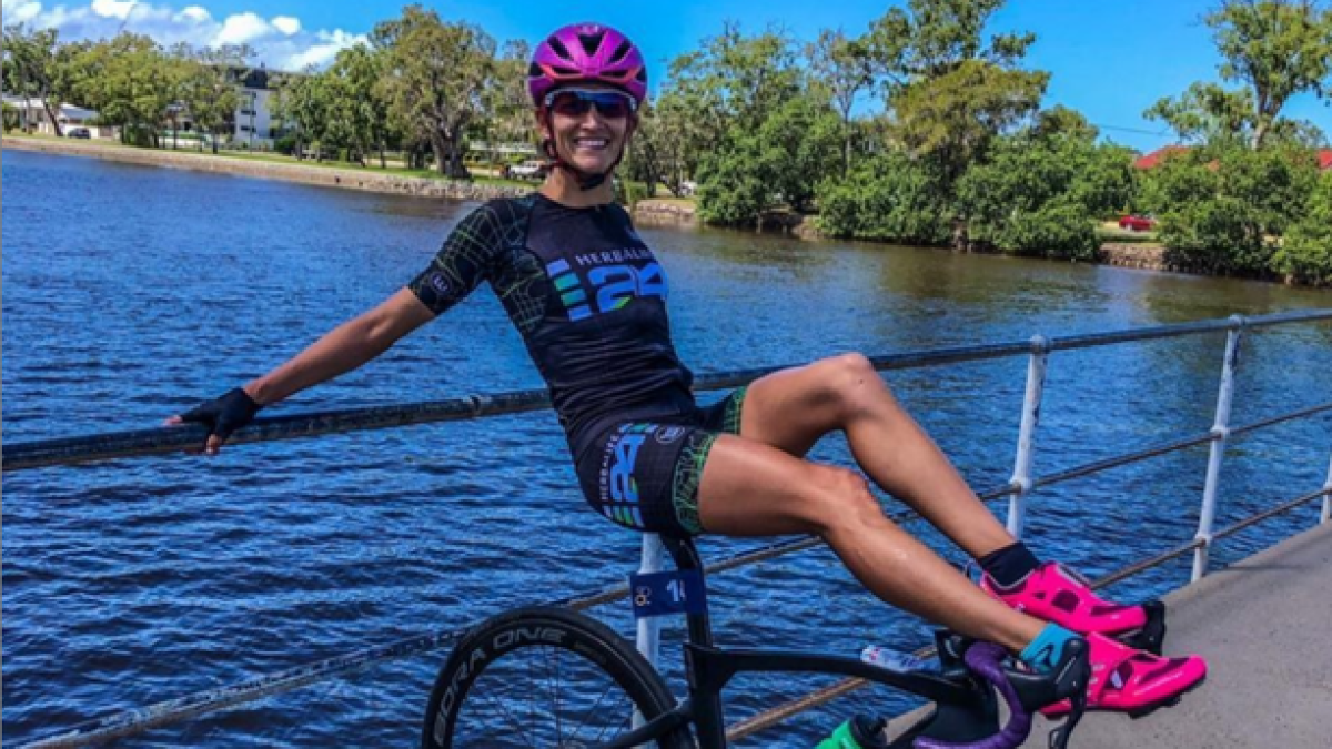 La deportista de triatlón, Elizabeth Bravo lleva tres meses entrenando en la cuarentena en Australia.