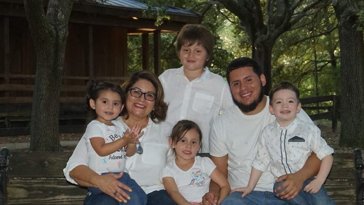 Frank junto a su madre, sus dos hijas y sus sobrinos. El chico tenía 27 años al momento de su deceso.