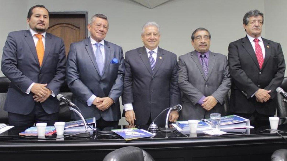 José Mosquera (i) y Álex de la Torre (segundo desde la derecha) fueron parte del directorio de la FEF en 2015.