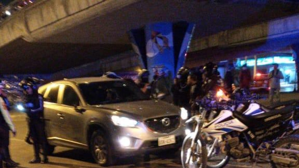 Tomas Macías viajaba en este auto Mazda cuando fue atacado la noche del jueves.