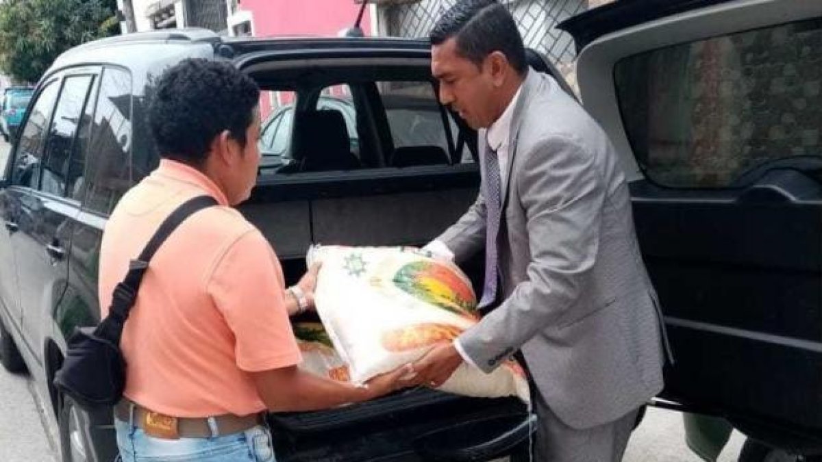 Sale en su carro a entregar los pedidos de arroz. Los clientes son sus amistades y padres de los alumnos.