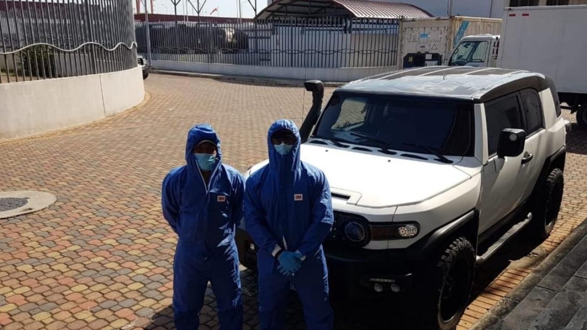 En una de las imágenes que circulan en redes sociales se ven dos personas con trajes de bioseguridad, uno de ellos sería Abraham Muñoz.