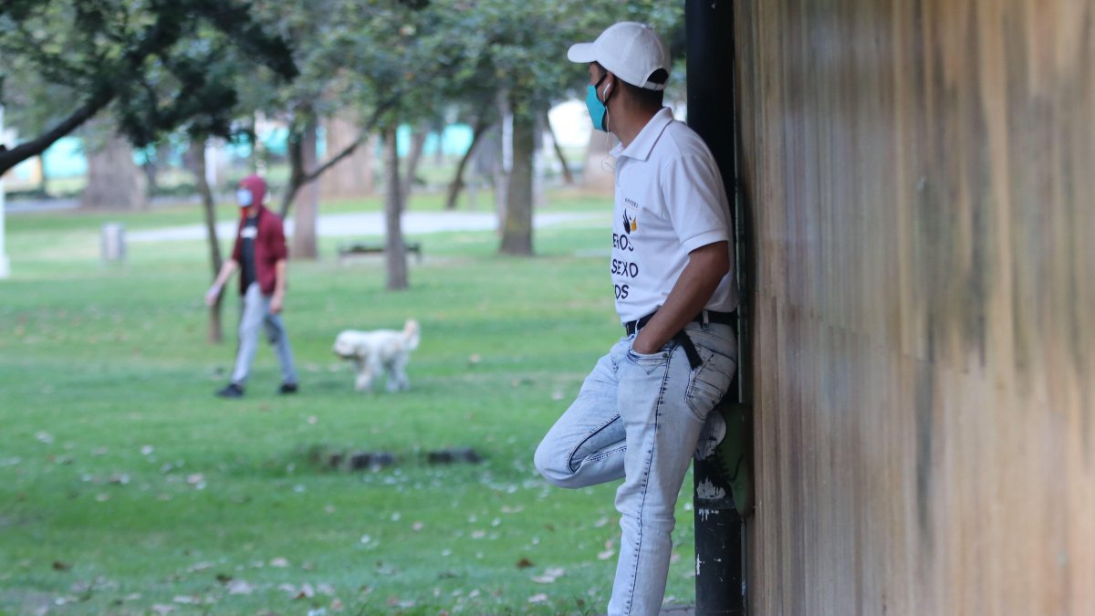 Los gígolos llegan hasta el parque El Ejido, donde buscan a clientes para brindar su servicio.