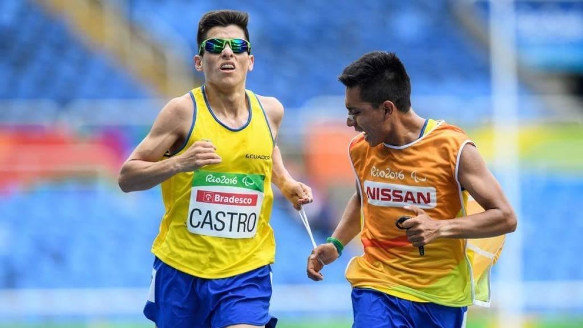 Darwin Castro, en una competencia junto a su guía, Sebastián Rosero.