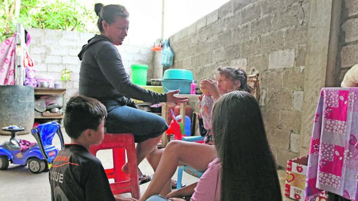 Una tía política cuida a los tres hijos de la mujer que fue atacada con un machete.