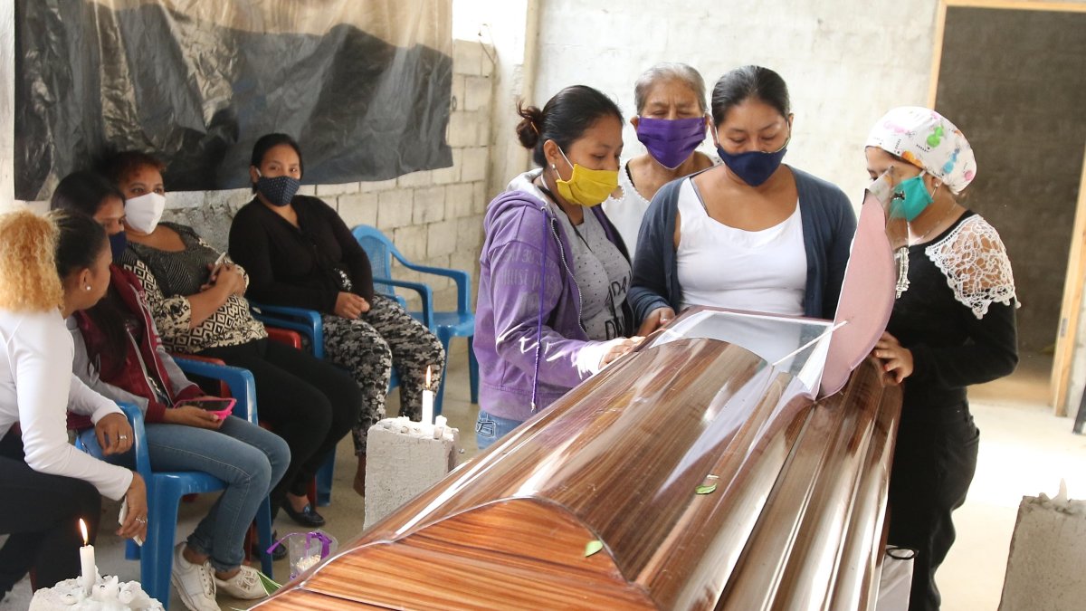 El cuerpo de Elvira fue velado este martes. La mujer vivía hace poco con el padre de su segunda hija, en el cantón Caluma.